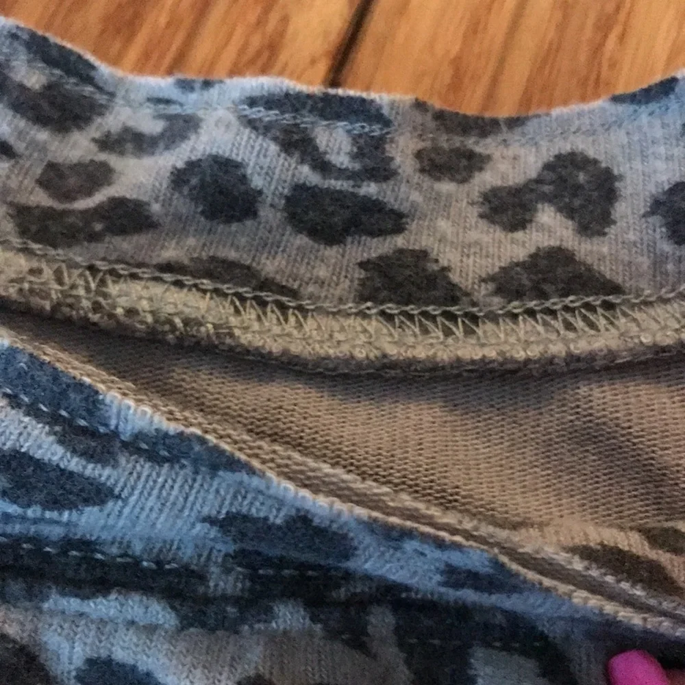 Hollister Off the Shoulder Leopard Top - Picture 10 of 11